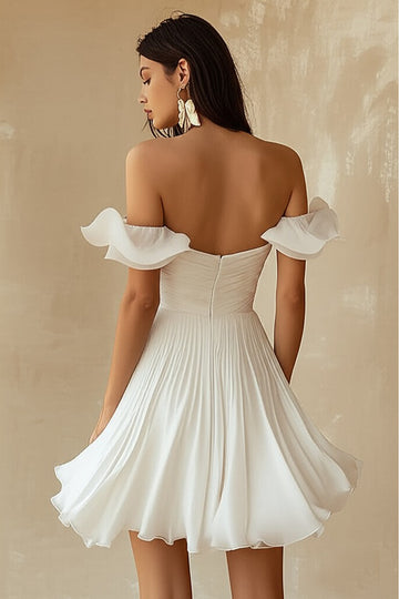 Robe blanche plissée à volants et épaules dénudées